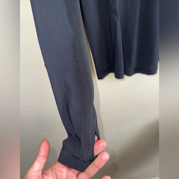Lululemon Fitted Long Sleeve with Thumb Holes Size 2 in Black - Picture 4 of 7